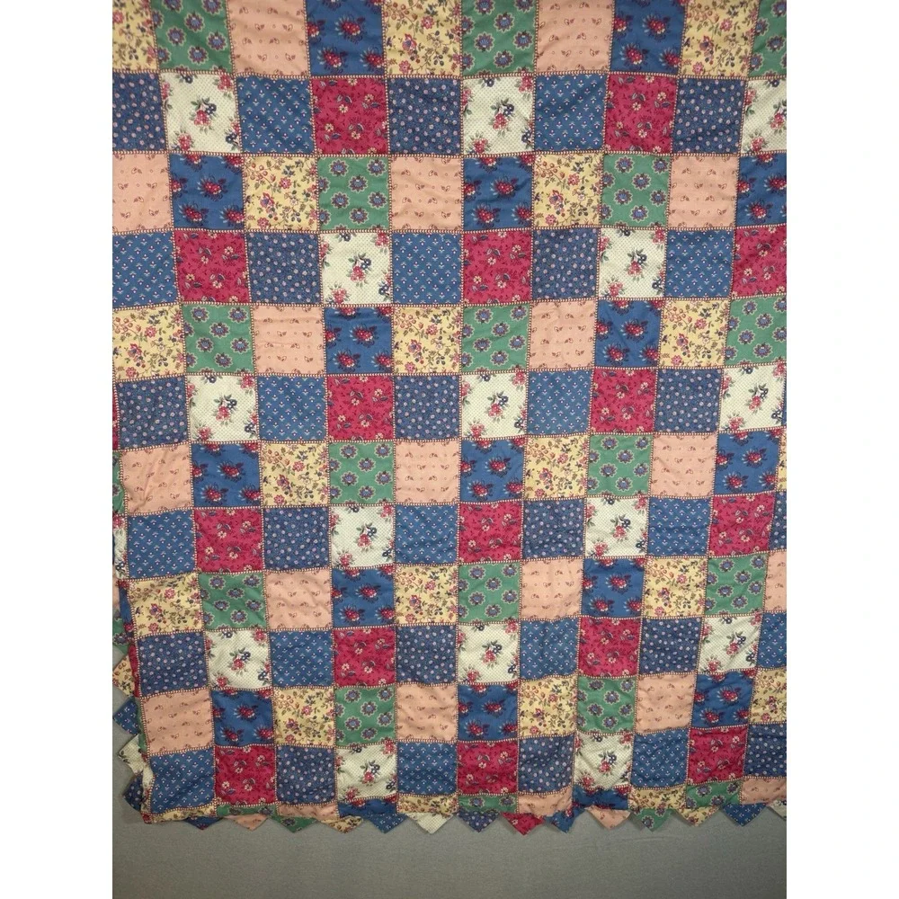 Handmade Patchwork Wall Lap Quilt Scalloped Prairie-Point Edge Cottage Granny